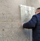 Tablica pamiątkowa ze szkła montowana na stalowych śrubach