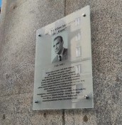 Tablica pamiątkowa ze szkła montowana na stalowych śrubach