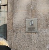 Tablica pamiątkowa ze szkła montowana na stalowych śrubach