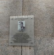 Tablica pamiątkowa ze szkła montowana na stalowych śrubach