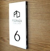 tabliczka z numerem mieszkania i grawerowanym logo