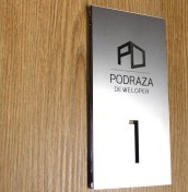 tabliczka z numerem mieszkania i grawerowanym logo