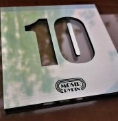 numerki na drzwi z logo