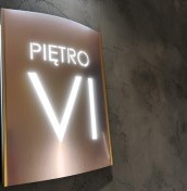 Tablice z numerem piętra podświetlane, tablice piętrowe świecące, cyfry na piętra świecące