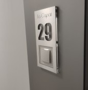 Tabliczka z numerem lokalu na dzwonek