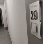 Tabliczka z numerem lokalu na dzwonek