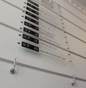 Tablice ze spisem firm zbiorcze rozprowadzające montowane na stalowych linkach