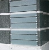 Tablice ze spisem firm zbiorcze rozprowadzające montowane na stalowych linkach