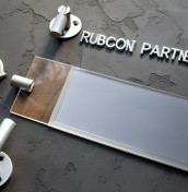 Uchwyty do systemu linkowego, tablice informacyjne  na stalowych linkach