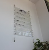 Tablice informacyjne panelowe na stalowych linkach