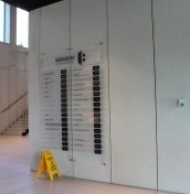 Tablice panelowe wiszące, tablice z nazwami najemców, tablice na stalowych linkach, tablice informacyjne linkowe