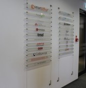 Tablice informacyjne panelowe na stalowych linkach