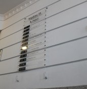 Tablice informacyjne panelowe na stalowych linkach