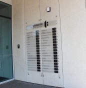 Tablice panelowe wiszące, tablice z nazwami najemców, tablice na stalowych linkach, tablice informacyjne linkowe