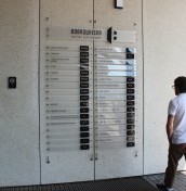 Tablice panelowe wiszące, tablice z nazwami najemców, tablice na stalowych linkach, tablice informacyjne linkowe