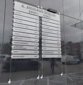 Tablice panelowe wiszące, tablice z nazwami najemców, tablice na stalowych linkach, tablice informacyjne linkowe