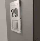 Tabliczka z numerem lokalu na dzwonek